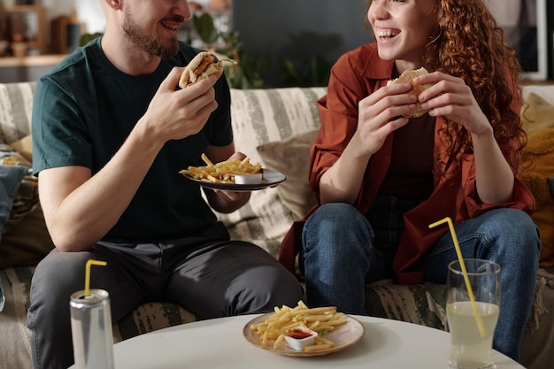 Citas comiendo comida rápida y charlando