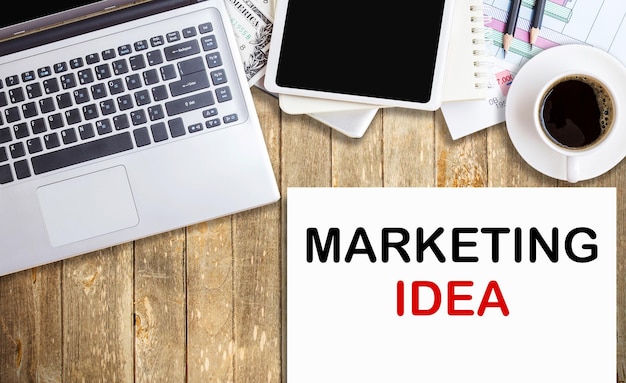 Citas de negocios IDEA de marketing en cuaderno o papel en el escritorio de la oficina en el lugar de trabajo