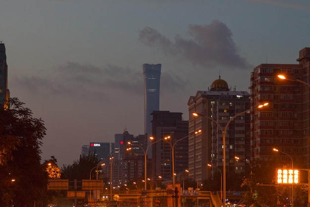 CITIC Tower in Peking in der Abenddämmerung