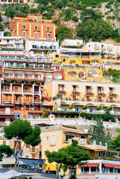 Citiscape com casas de vila na cidade de Positano, na Costa Amalfitana e no Mar Tirreno, na Itália, no verão. Vista da bela arquitetura mediterrânea perto de Sorrento.