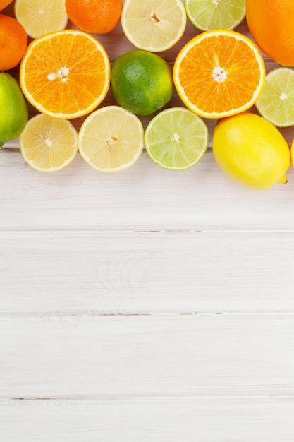 Foto cítricos naranjas limas y limones