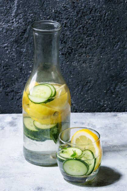 Cítricos pepino agua descarada