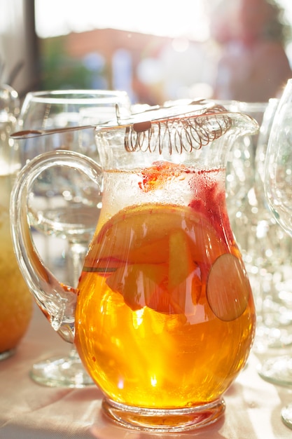 Foto citrino limonada com cubos de gelo no copo de vidro