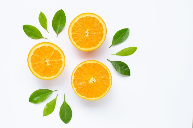 Citrinos laranja frescos com folhas isolados no branco