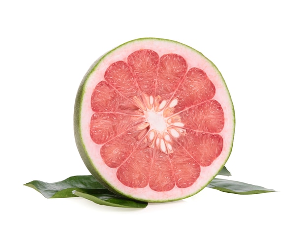 Citrinos Pomelo com folhas isoladas em branco