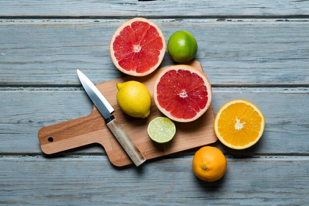 Foto citrus fuits toronja limón lima naranja sobre un fondo de madera rústica