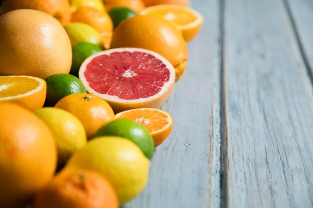 Citrus fuits toronja limón lima naranja sobre un fondo de madera rústica