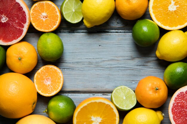 Citrus fuits toronja limón lima naranja sobre un fondo de madera rústica