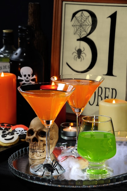 Citrus Martini, ein Glas Absinth auf dem Tisch zu Ehren von Halloween