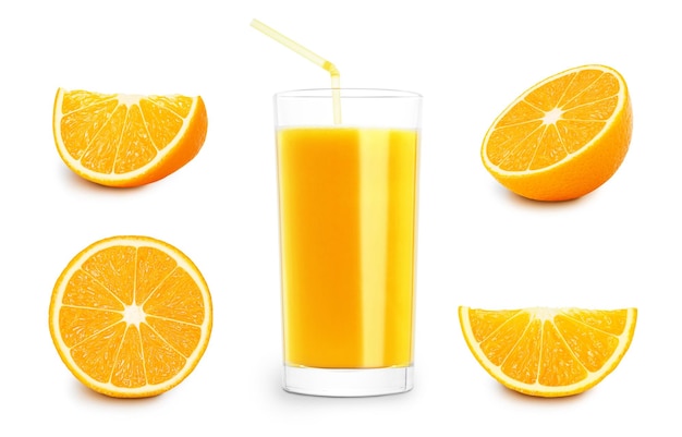 Citrus set ein Glas frisch gepresster Orangensaft und viele Orangenscheiben isoliert auf weißem Hintergrund