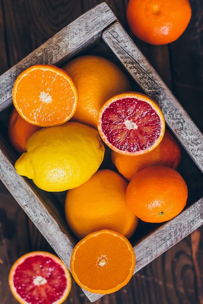 Citrus suculento em uma cesta de madeira