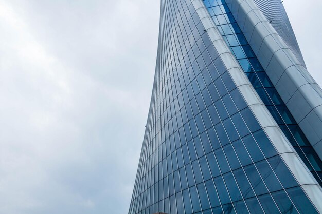 Foto city life gebäude in mailand mit einem grauen himmelshintergrund langwinkelansicht