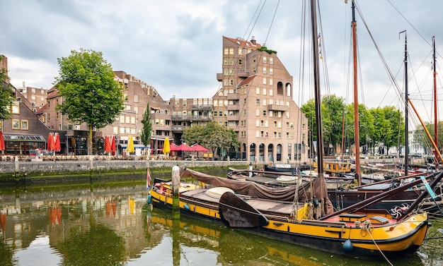 City River Marina mit Segelbooten Hintergrundbild