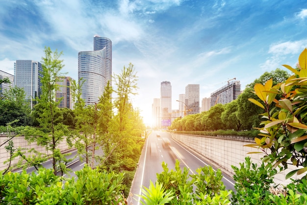 City Road und hohe Gebäude, Hangzhou, China.