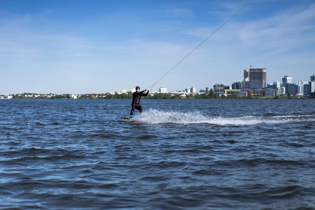 City Wake Park Ein Mann reitet auf einer Wake