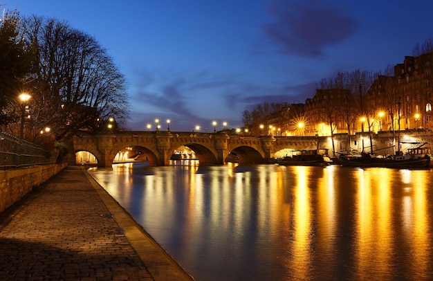 Cityscape do centro da cidade com a ponte Pont Neuf e o rio Sena Paris França