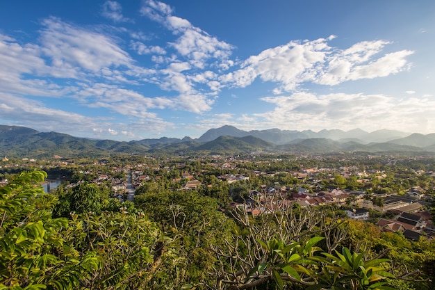 Cityscape do ponto de vista em Mount Phousi