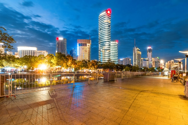 Cityscapec de la ciudad de Nanchang en la noche, Japón