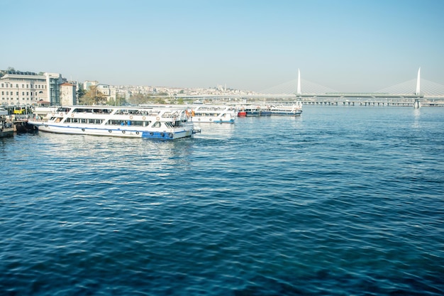 Citysccape von Istanbul Türkei Blick auf Boaphorus und Passagierschiffe im Sommertag