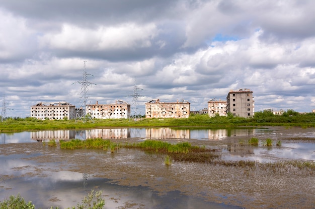 Una ciudad abandonada en un pantano Líneas de alta resistencia Yurshor Vorkuta Komi