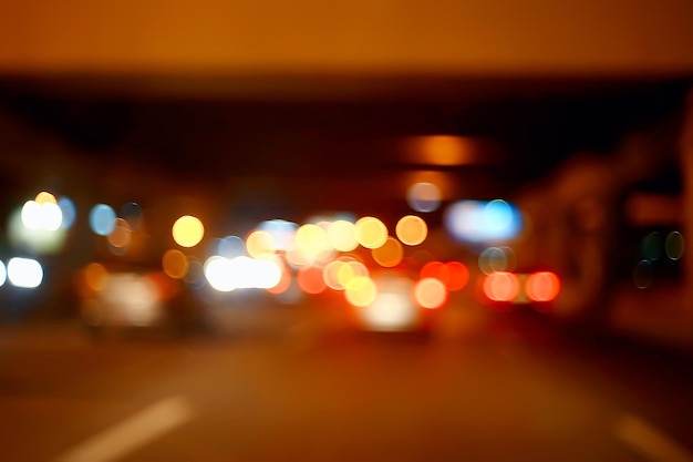Ciudad abstracta borrosa / fondo de luces de coche bokeh en ciudad de noche, atascos, autopista, vida nocturna