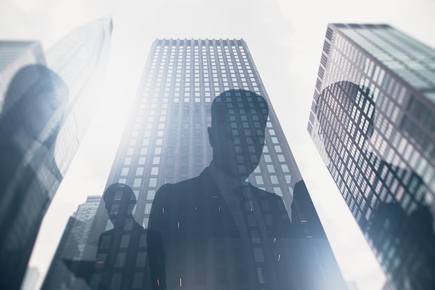 Ciudad abstracta con siluetas de empresarios y luz de cielo blanca brillante Imagen de fondo Éxito del trabajo en equipo y concepto de reunión Doble exposición