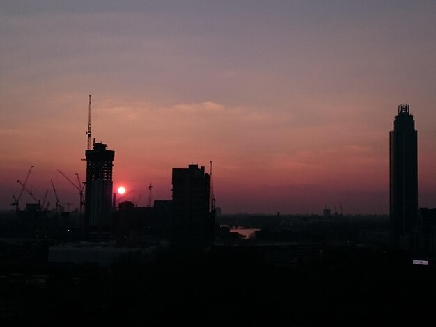 Foto la ciudad al atardecer