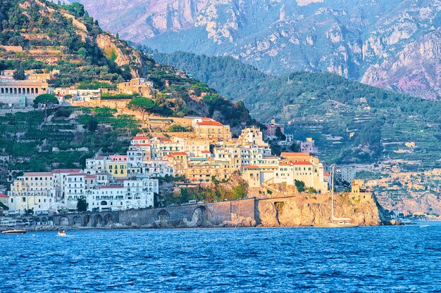 Ciudad de Amalfi en el mar Tirreno en otoño, Amalfitana, Italia
