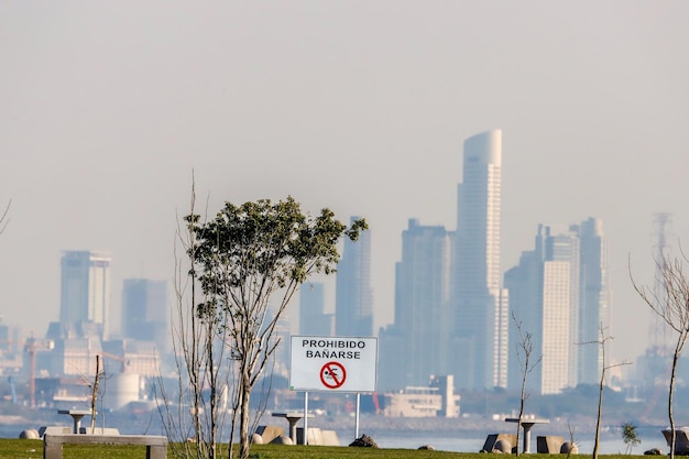 y la ciudad amanece nublada