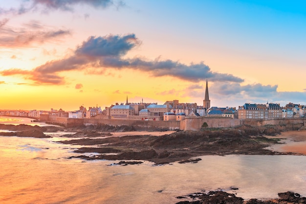 Ciudad amurallada de Saint-Malo con la Catedral de San Vicente al amanecer con marea alta. Saint-Maol es la famosa ciudad portuaria de los corsarios es conocida como ciudad corsaria, Bretaña, Francia