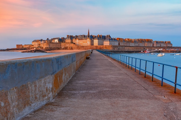 Ciudad amurallada de Saint-Malo con la Catedral de San Vicente al atardecer. Saint-Maol es la famosa ciudad portuaria de los corsarios es conocida como ciudad corsaria, Bretaña, Francia