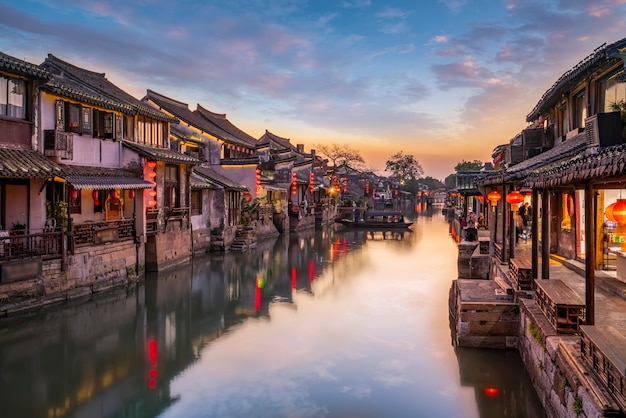 Ciudad antigua en China con río