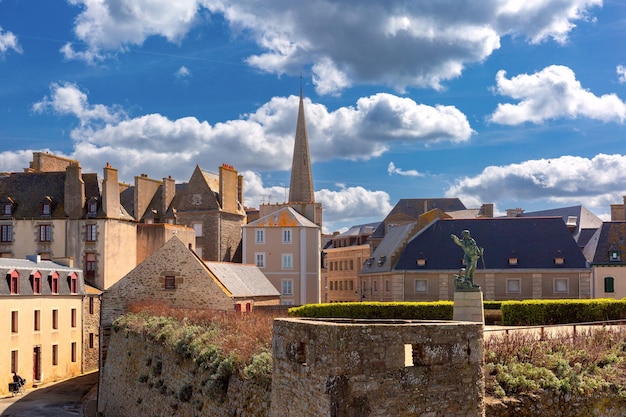 Foto ciudad antigua de la ciudad amurallada intramuros en saintmalo también conocida como ciudad corsaria bretaña francia