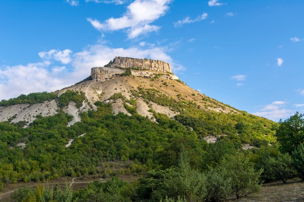 Ciudad antigua cueva en el monte Tepe-Kermen en Crimea