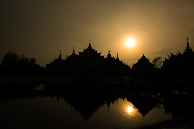 Ciudad antigua silueta en tailandia