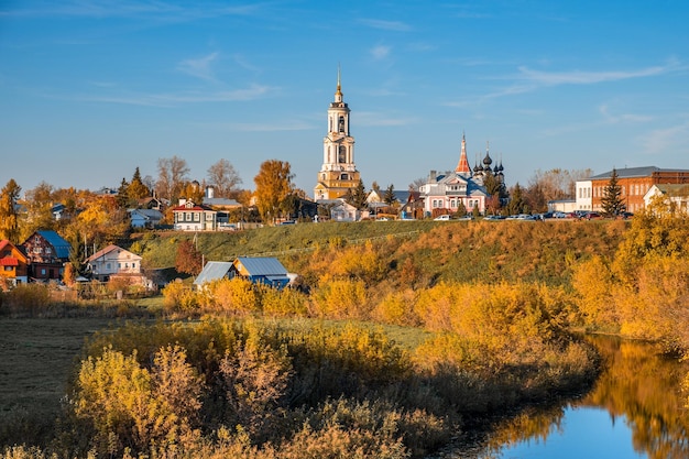 La ciudad antigua de Suzdal por la tarde