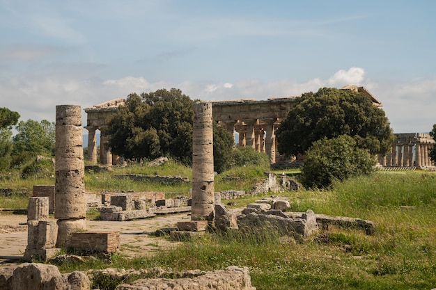 Ciudad antigua vieja de Paestum Las ruinas de edificios residenciales contra el contexto del