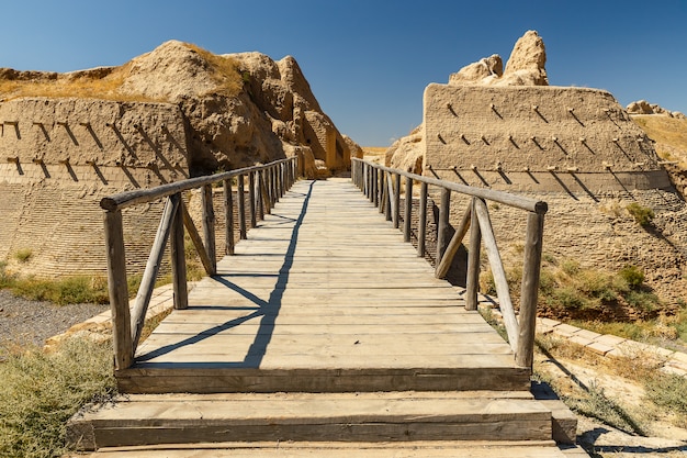 Ciudad arqueológica Sawran, Kazajstán, puente de madera en frente de la entrada principal