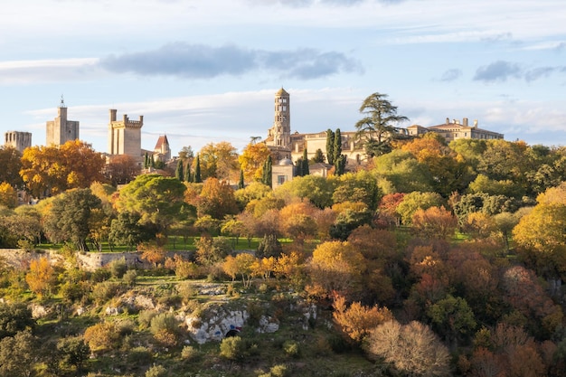 Foto ciudad de arte e historia de uzes vista general en otoño fotografía tomada en francia