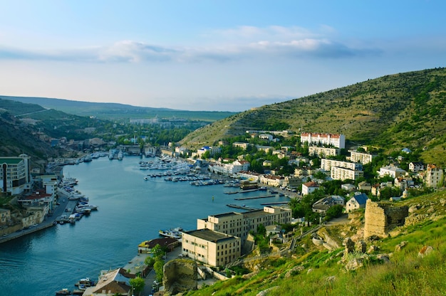 Ciudad de Balaklava en Crimea Ucrania con bahía de mar y barcos