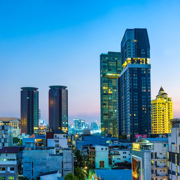 Ciudad de bangkok en la noche edificios horizonte y rascacielos paisaje nocturno de la ciudad