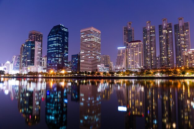 La ciudad de Bangkok por la noche