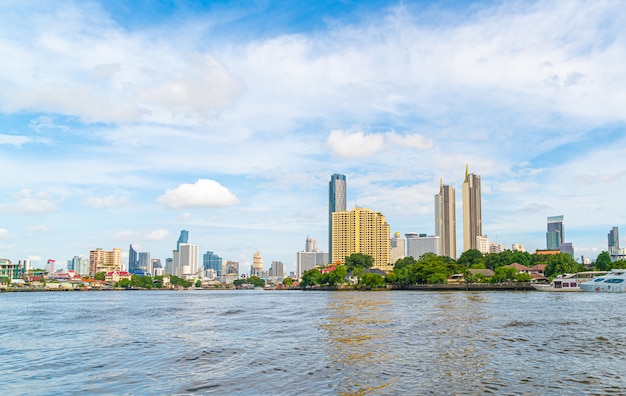 Ciudad de Bangkok con el río Chao Pra Ya