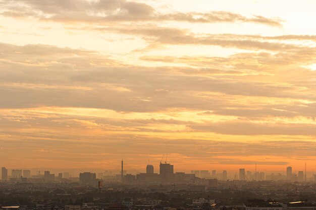 Ciudad de bangkok y skyscape con smog y contaminación del aire contaminado por partículas PM25