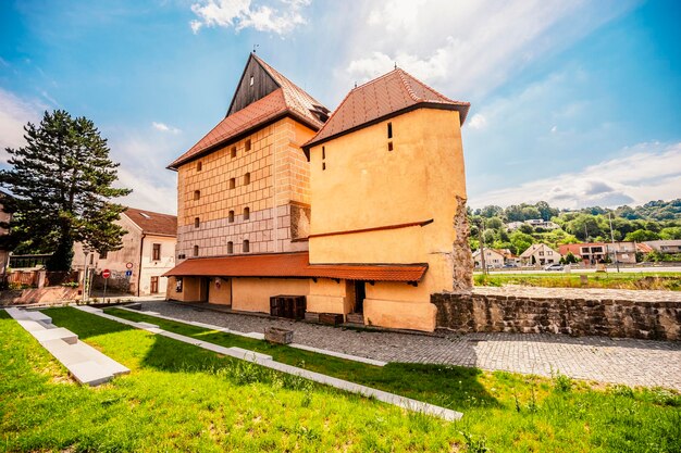 La ciudad de Bardejov, la muralla de la fortaleza medieval, la torre en el casco antiguo de Eslovaquia, la ciudad vieja de la UNESCO, el bastión áspero de Bardejov.