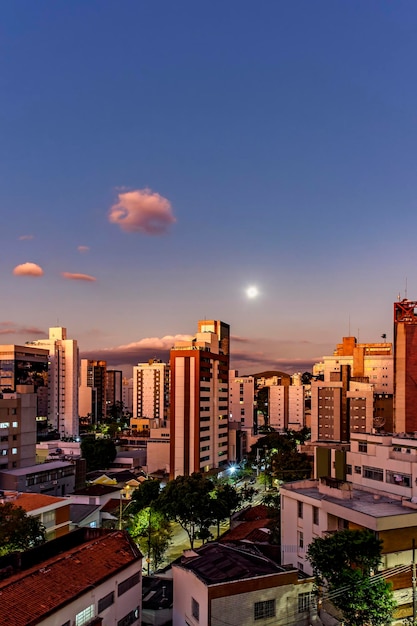 Ciudad de Belo Horizonte en Minas Gerais con sus edificios y con la luna llena que se levanta