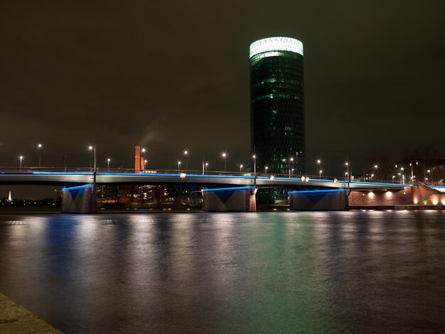 La ciudad de Berlín por la noche, los edificios altos y el río en primer plano