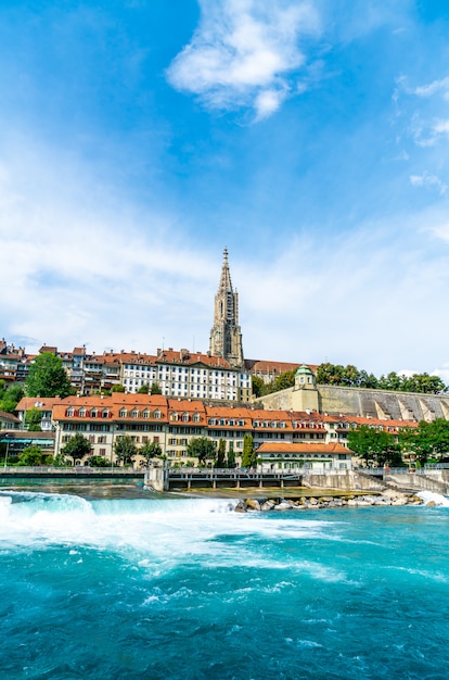 La ciudad de Berna y la catedral de Berner Munster en Suiza