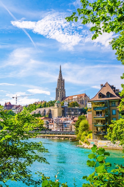 La ciudad de Berna y la catedral de Berner Munster en Suiza