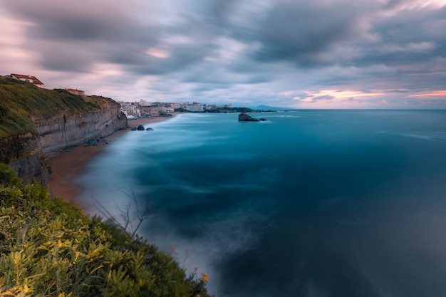 Ciudad de Biarritz con su hermosa costa en el norte del País Vasco